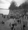 Studentfinal, 1944. 
Studenter med anhöriga m.fl., på väg från Växjö Högre Allmänna
Läroverk mot Linnéparken. 

Angående avgångsklassen 1944 - se 