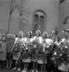 Studentfinal, 1944. 
En  grupp studenter sjunger (?) vid Esaias Tegnérs staty.
I bakgrunden syns en del av domkyrkan. 

Angående avgångsklassen 1944 - se 