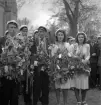Studentfinal, 1944. 
En grupp studenter sjunger (?) vid Esaias Tegnérs staty.
I bakgrunden skymtar en del av domkyrkan. 

Angående avgångsklassen 1944 - se 