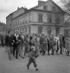 Studentfinal, 1944. 
En grupp studenter m.fl. är på väg uppför Storgatan mot Stortorget, i
korsningen mot Linnégatan.
I bakgrunden syns Smålandspostens hus, m.m.

Angående avgångsklassen 1944 - se 