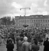 Studentfinal, 1944. 
En student hissas på Stortorget. I bakgrunden syns Stadshotellet.

Angående avgångsklassen 1944 - se 