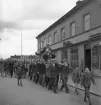 Studentfinal, 1944. 
En student bärs iväg längs Storgatan av sina kamrater. Till höger
syns dåv. P.N. Perssons fastighet. 

Angående avgångsklassen 1944 - se 