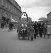 Studentfinal, 1944. 
En kvinnlig student körs iväg längs Storgatan av sina kamrater. I 
bakgrunden syns dåv. Skånska Bankens hus m.m.

Angående avgångsklassen 1944 - se 