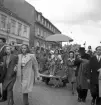 Studentfinal, 1944. 
En kvinnlig student körs iväg längs Storgatan av sina kamrater. I 
bakgrunden syns dåv. Skånska Bankens hus m.m.

Angående avgångsklassen 1944 - se 