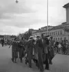 Studentfinal, 1944. 
En kvinnlig student bärs iväg längs Storgatan av sina kamrater. I 
bakgrunden syns Stortorget, med bl a Stadshotellet. Till höger skymtar
P.N. Perssons fastighet. 

Angående avgångsklassen 1944 - se 