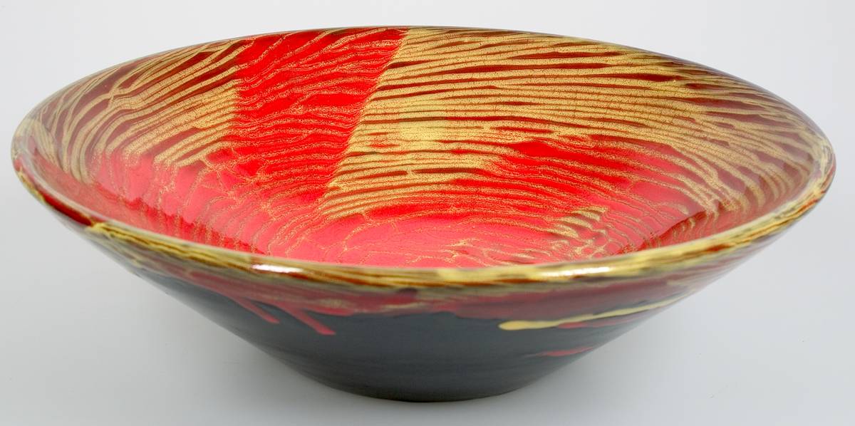 Skål med gul och röd glasyr utvändigt tillstor del svart. Signerad på undersidan. Ingrid Atterberg, Döbelnsgatan 34 A, 752 37 Uppsala.