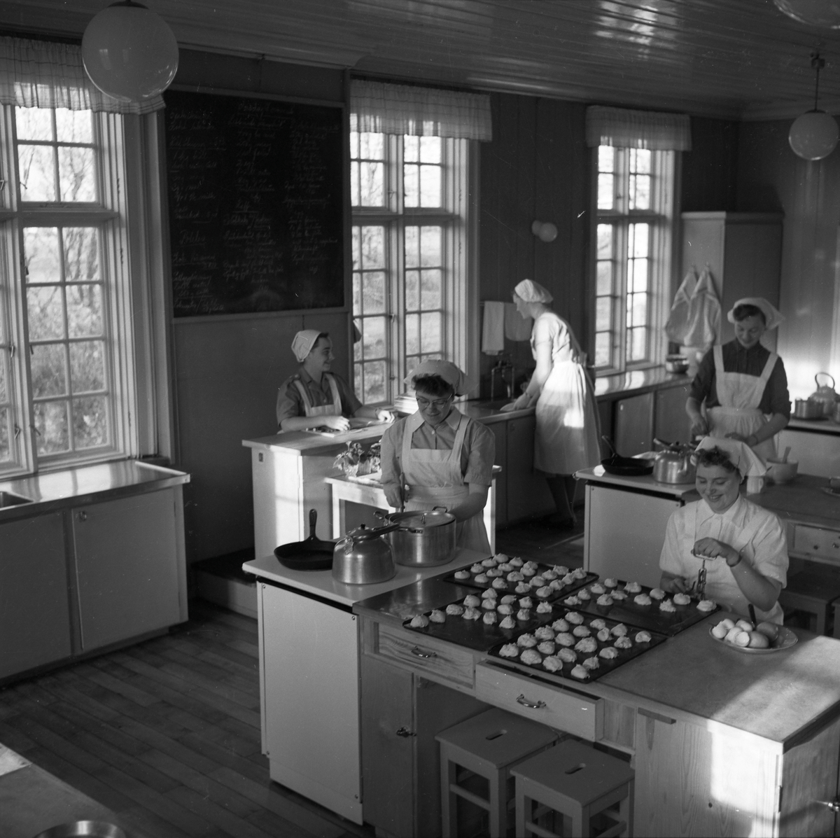 Brekstad Husmorskole, eksteriør og kjøkken i nybygget