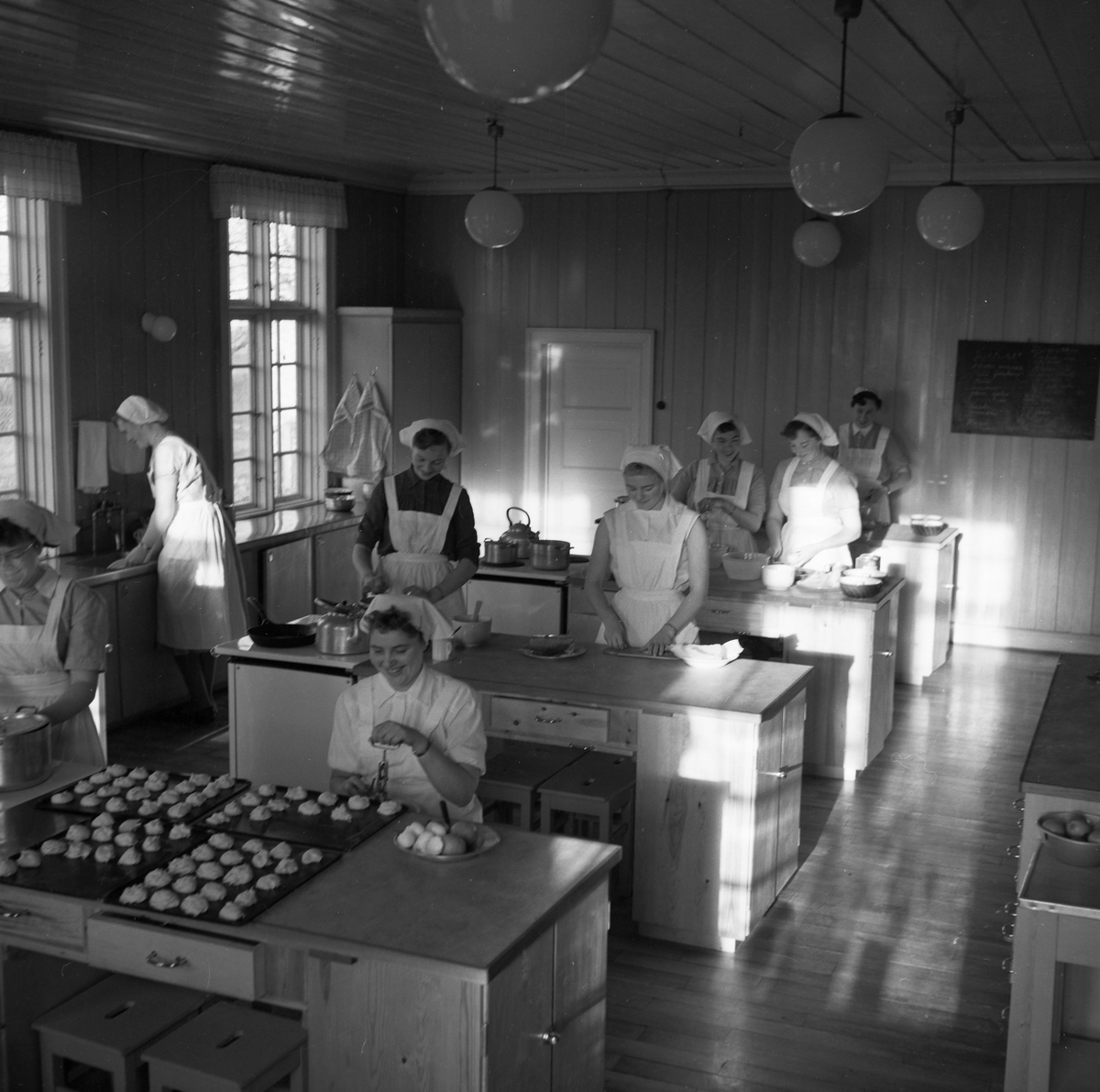 Brekstad Husmorskole, eksteriør og kjøkken i nybygget