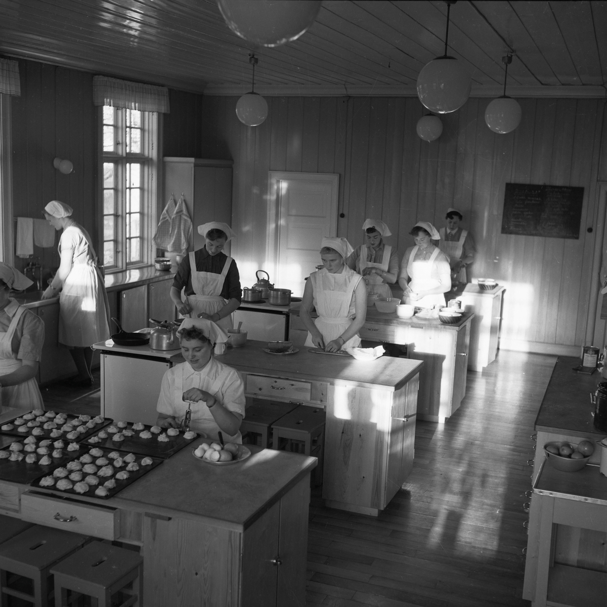 Brekstad Husmorskole, eksteriør og kjøkken i nybygget