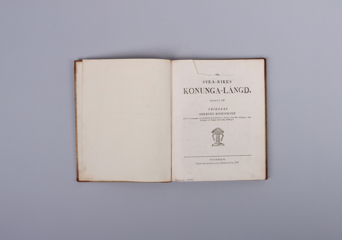 Bok. halvfranskband, rygg med upphöjda bind och guldlinjering. Titeletikett i glättad papp i brunt. Stänkta pärmar och rödstänkta snitt.