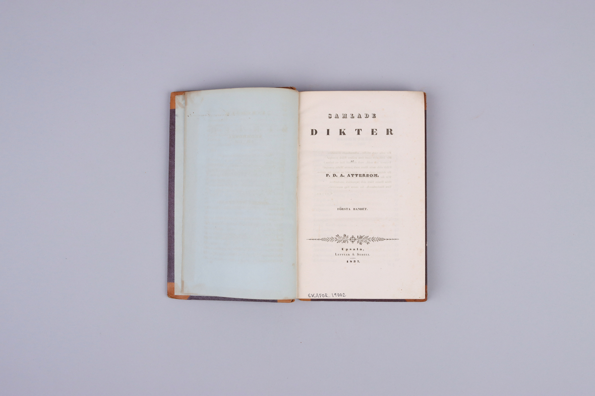 Bok, ljusbrunt halvfranskt band guldorerad och blinddekorerad rygg. Mörkbruna pärmar och ljusbrunt snitt. Titelsida med" Samlade dikter af P.D.A Atterbom, första bandet.