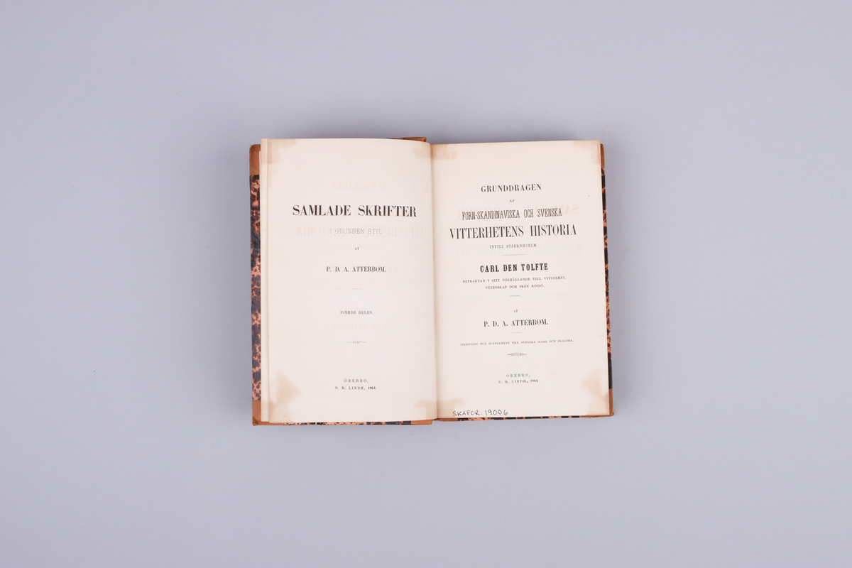 Bok, ljusbrunt halvfranskt band med guldorerad och blinddekorerad rygg. Marmorerade pärmar med ljusbrunt snitt. Titelsida med" Grunddragen af Forn-Skandinaviska och Svenska Vitterhetens Historia, Intill Stjernhelm.