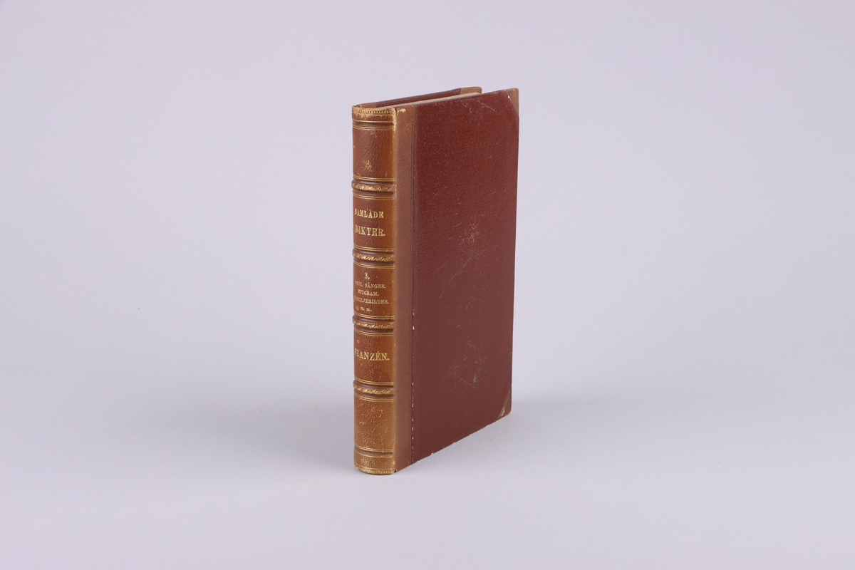 Bok, del av bokband på fyra delar. Ljusbrunt pappersband med mönsterpressad  och guldorerad rygg med upphöjda bind. Brunt pärmpapper och ljusbruna snitt. Titelsida med "Frans Michaël Franzéns samlade dikter. Tredje bandet".