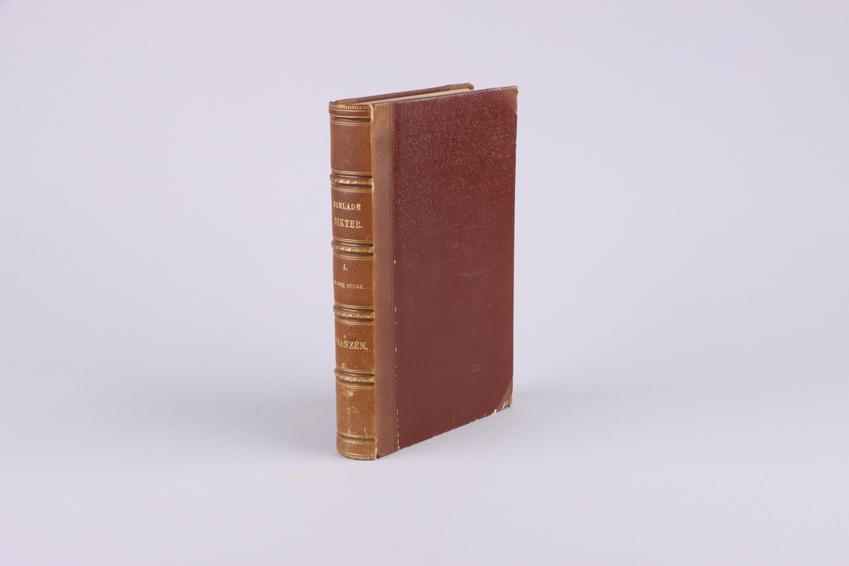 Bok, del av bokband på fyra delar. Ljusbrunt pappersband med mönsterpressad  och guldorerad rygg med upphöjda bind. Brunt pärmpapper och ljusbruna snitt. Titelsida med" Frans Michaël Franzéns samlade dikter. Fjerde delen.