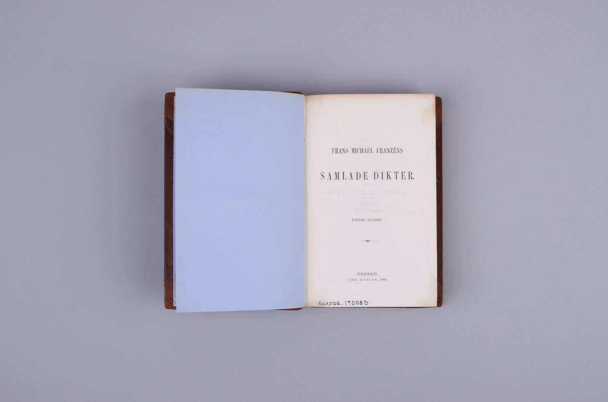 Bok, del av bokband på fyra delar. Ljusbrunt pappersband med mönsterpressad  och guldorerad rygg med upphöjda bind. Brunt pärmpapper och ljusbruna snitt. Titelsida med" Frans Michaël Franzéns samlade dikter. Fjerde delen.