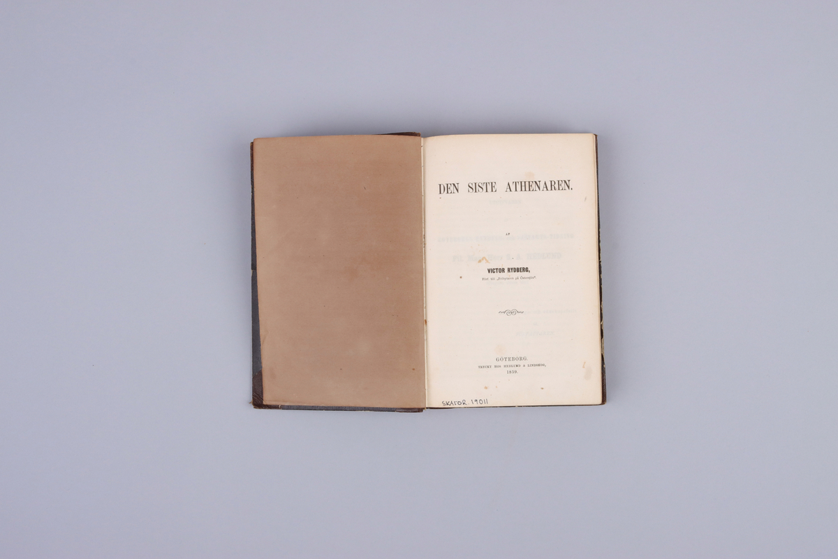 Bok, del av bokband på fyra delar. Mörkbrunt pappersband med mönsterpressad och guldorerad rygg samt ofärgade snitt. Titelsida med "Den sista Athenaren af Victor Rydberg förf. till Fribrytaren på Östersjön".