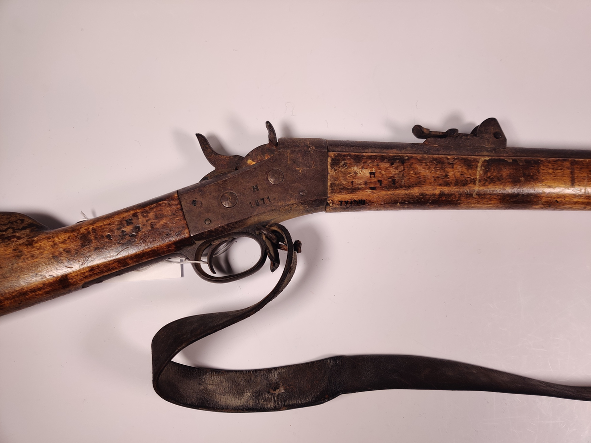 Riflet gevær med Remington Rolling block mekanisme. Kaliber 12 mm. Bærereim i lær.