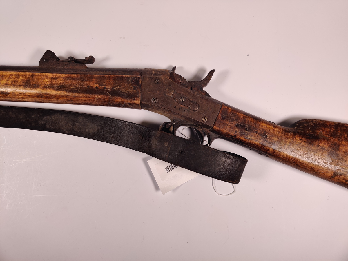 Riflet gevær med Remington Rolling block mekanisme. Kaliber 12 mm. Bærereim i lær.