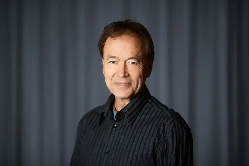 Aage Kvalbein, en av musikerne som spiller klassisk konsert i Rikssalen på Eidsvoll 1814, portrettert.