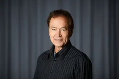 Aage Kvalbein, en av musikerne som spiller klassisk konsert i Rikssalen på Eidsvoll 1814, portrettert.