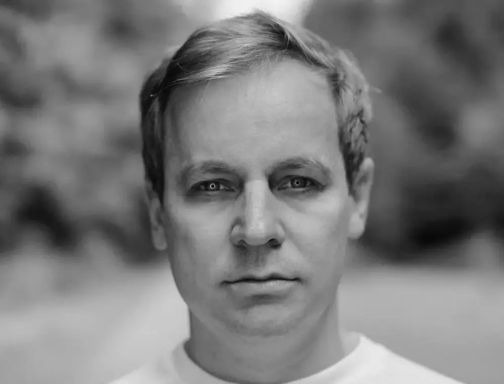 Petter Richter, en av musikerne som spiller klassisk konsert i Rikssalen på Eidsvoll 1814, portrettert i sort-hvitt.