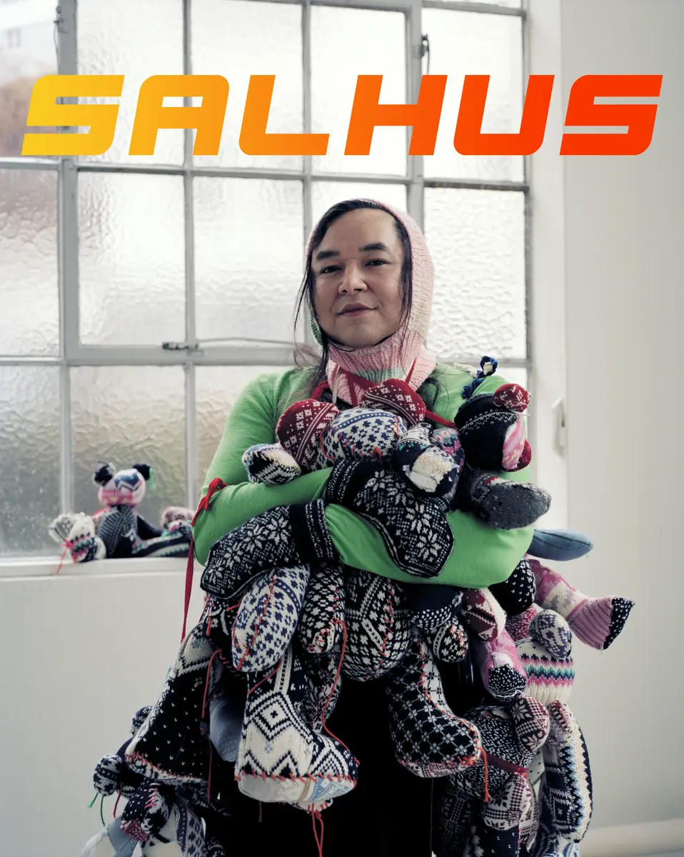 Kunstaren Kyoshi Yamamoto poserer på strikkeloftet med strikka figurer