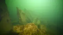 Delar av styrbord skrovsida är relativt synlig. Notera även 