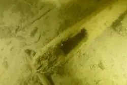 Ett löst timmer med hål.