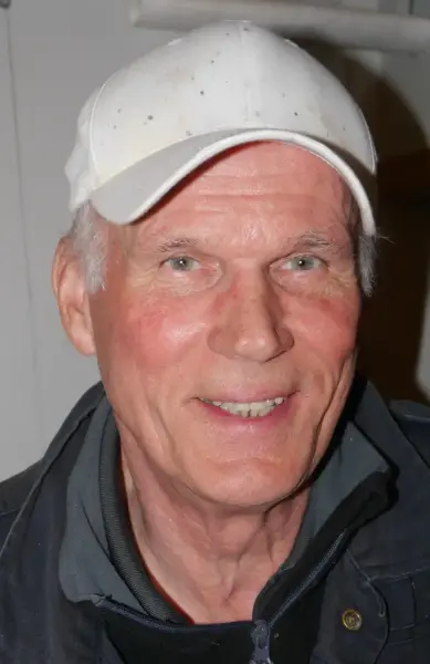 Portrett av en mann med grå caps. 