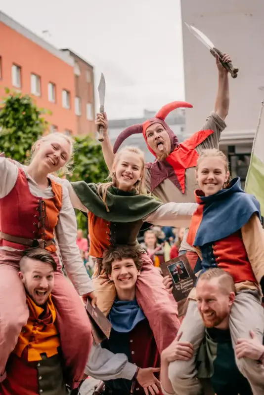 Fargerike gjøglere i middelalderklær