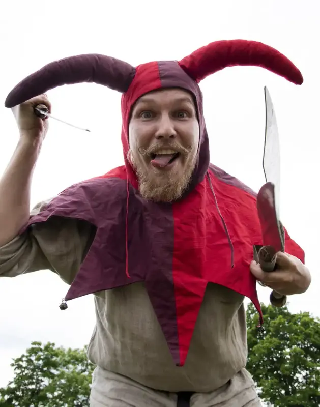 Middelaldergjøgler i rød og lilla gjøglerhatt