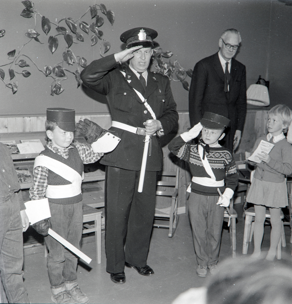 Oslo, Alf Prøysen og politimann Boris Hansen, "Onkel politi", presenterer 13 trafikkviser skrevet av Ragnhild Knagenhjelm: "For sikkerhets skyld", foran gruppe barnehagebarn, 