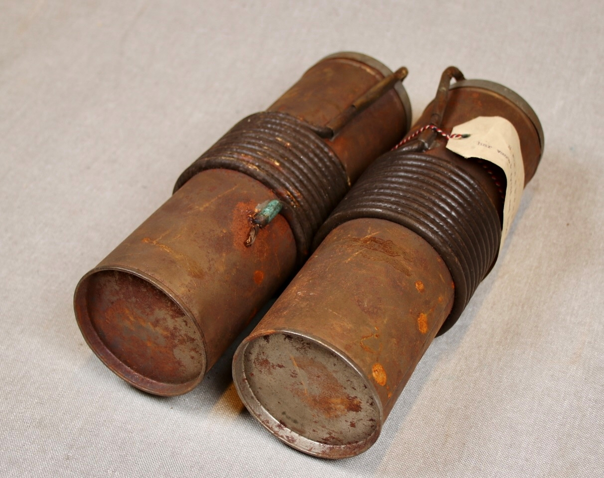 Låsbar rektangulær lysbrun koffert med metallbeslag på sidene, og trebeslag forsterket med messing. Kofferten er merket med romertall III på lokket. Hemper i lær som håndtak på hver kortside. To låser i messing. Hovedmaterialet er trolig tre. Kofferten er kledt med tekstil innvendig, og oljelerret (?) på utsiden. Enkel dekormaling