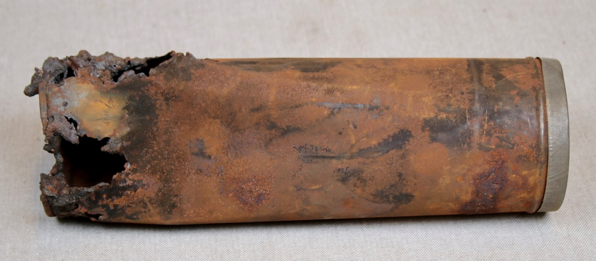 Låsbar rektangulær lysbrun koffert med metallbeslag på sidene, og trebeslag forsterket med messing. Kofferten er merket med romertall III på lokket. Hemper i lær som håndtak på hver kortside. To låser i messing. Hovedmaterialet er trolig tre. Kofferten er kledt med tekstil innvendig, og oljelerret (?) på utsiden. Enkel dekormaling