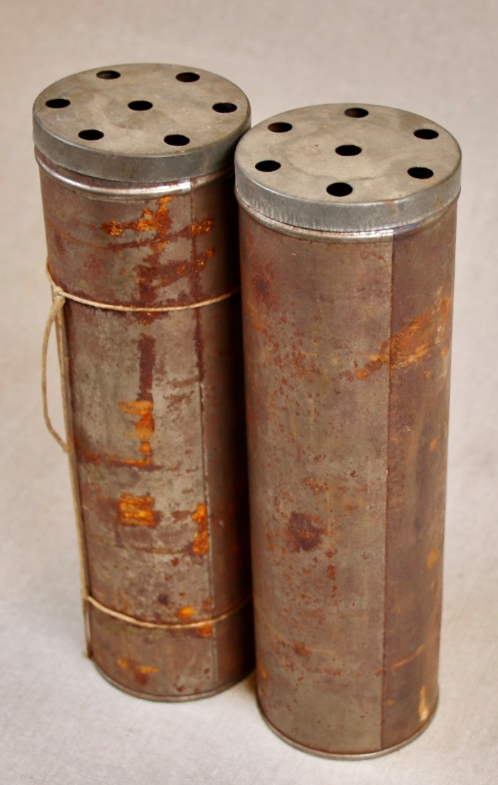 Låsbar rektangulær lysbrun koffert med metallbeslag på sidene, og trebeslag forsterket med messing. Kofferten er merket med romertall III på lokket. Hemper i lær som håndtak på hver kortside. To låser i messing. Hovedmaterialet er trolig tre. Kofferten er kledt med tekstil innvendig, og oljelerret (?) på utsiden. Enkel dekormaling