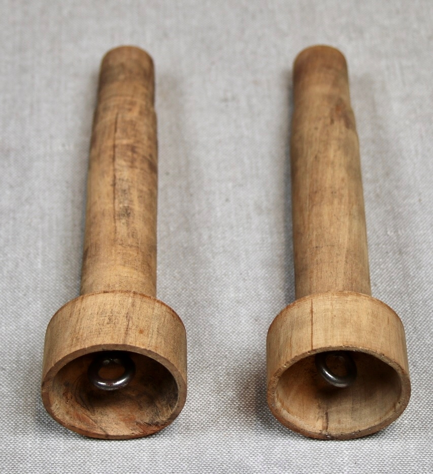 Låsbar rektangulær lysbrun koffert med metallbeslag på sidene, og trebeslag forsterket med messing. Kofferten er merket med romertall III på lokket. Hemper i lær som håndtak på hver kortside. To låser i messing. Hovedmaterialet er trolig tre. Kofferten er kledt med tekstil innvendig, og oljelerret (?) på utsiden. Enkel dekormaling