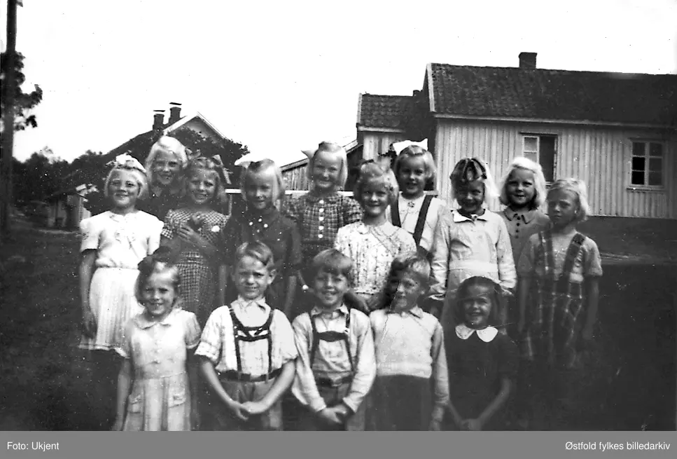 Sikkeland skole i Varteig, 1. og 2. klasse  i 1949. 
Foran fra venstre: 
Turid Venche (ETTERNAVN?), Svein Grepperud, Oddvar Olstad, Ragnar Bråthen, Reidun Bråthen.
Bak fra venstre: 
Turid Hanne Olsen, Else Aadahl,  Trine Lise Olstad, Lill Edith Gabestad.
MANGLER NAVN