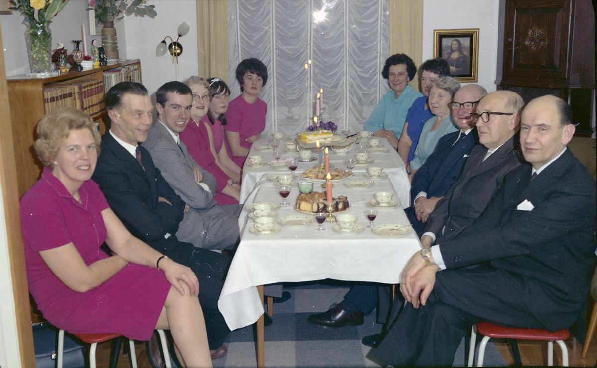 En grupp människor samlade runt ett kaffebord i samband med Magnhild Linussons 50 årdag, 
Fotografens anteckning: "Magnhild Linusson (50) 4-2-1968"