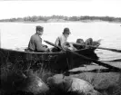Två män i en eka