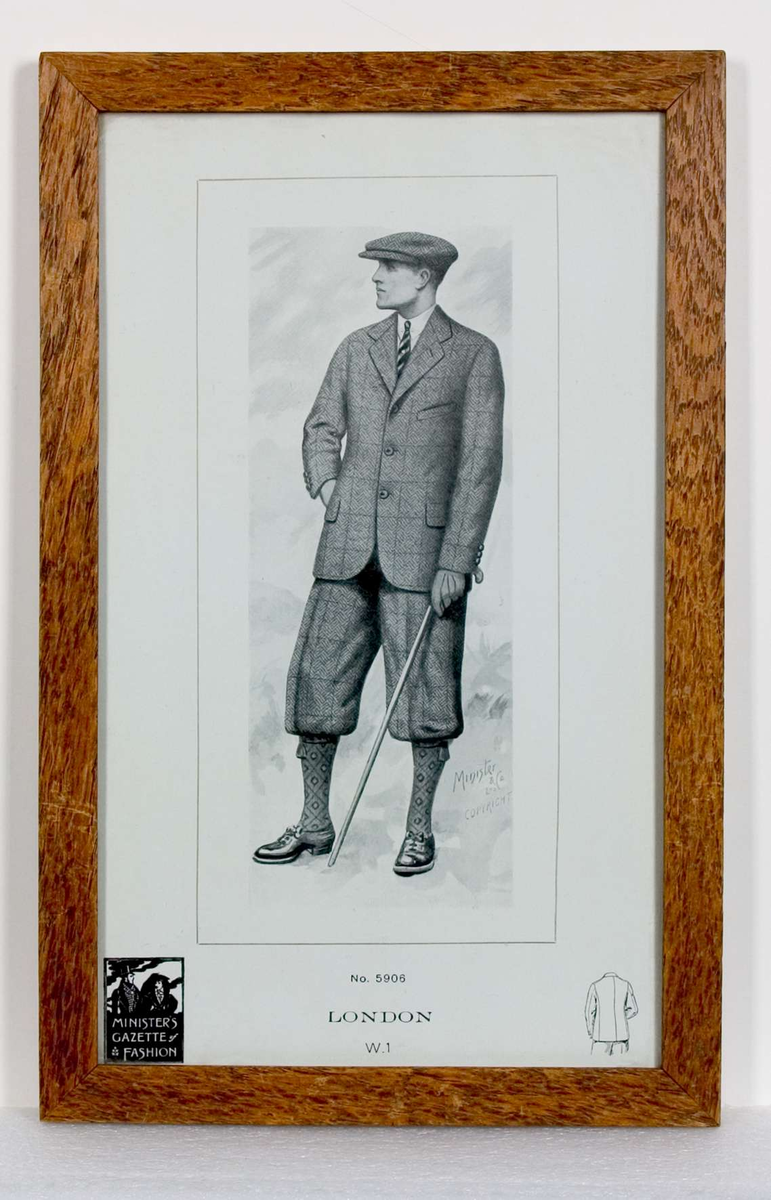 Svart/vitt tryck. Text: No 5906 LONDON WI samt märke i hörnet med text: MINISTER´S GAZETTE of FASHION. Ljusbrun träram. Glasad. På baksidan skrivet med bläck år 1915.