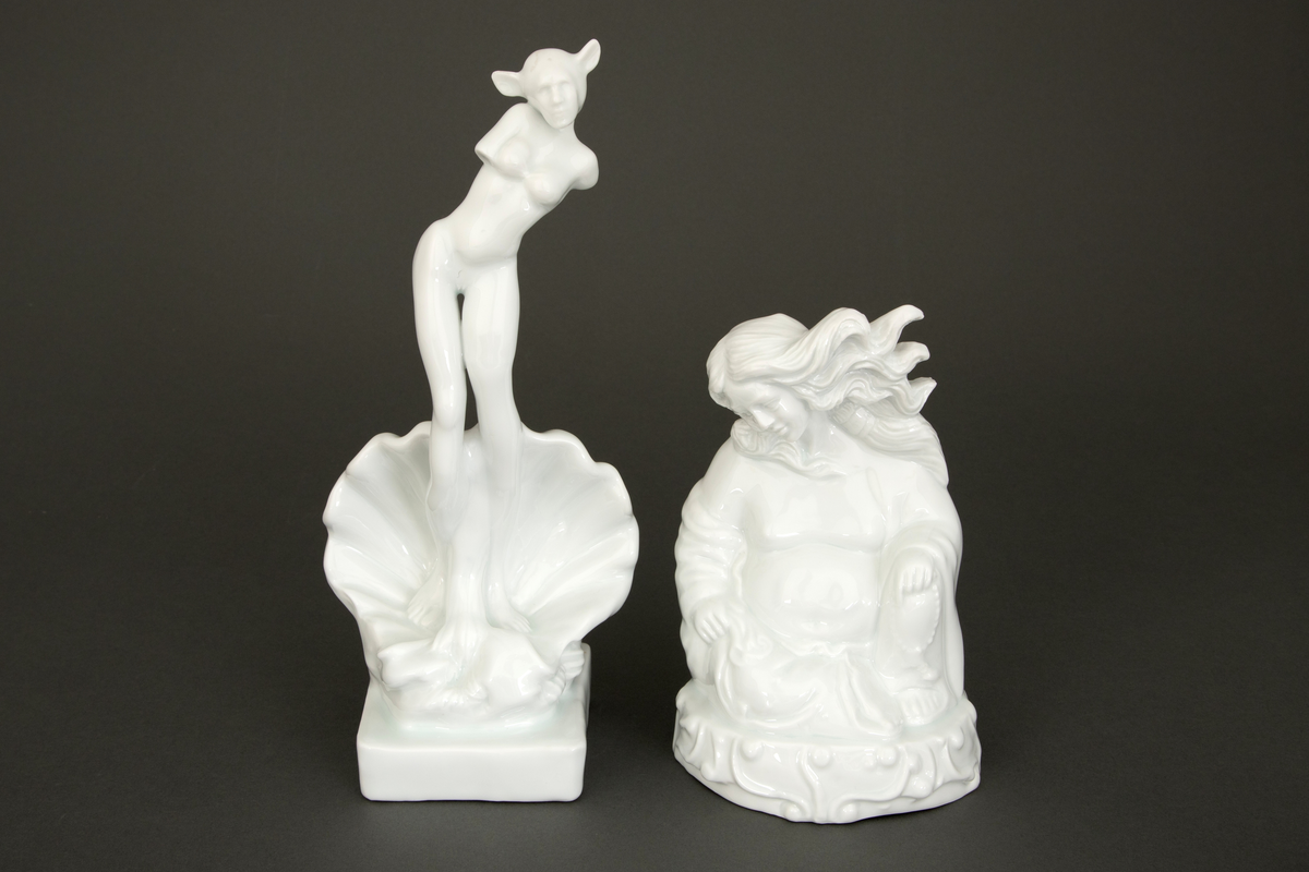 To støpte porselensfiguriner i Blanc de Chine.  Utformingen av figurene spiller på Botticellis Venus. Den ene figuren er en krysning av Venus og Buddha og den andre er en deformert Venus med zoomorfisert hode.