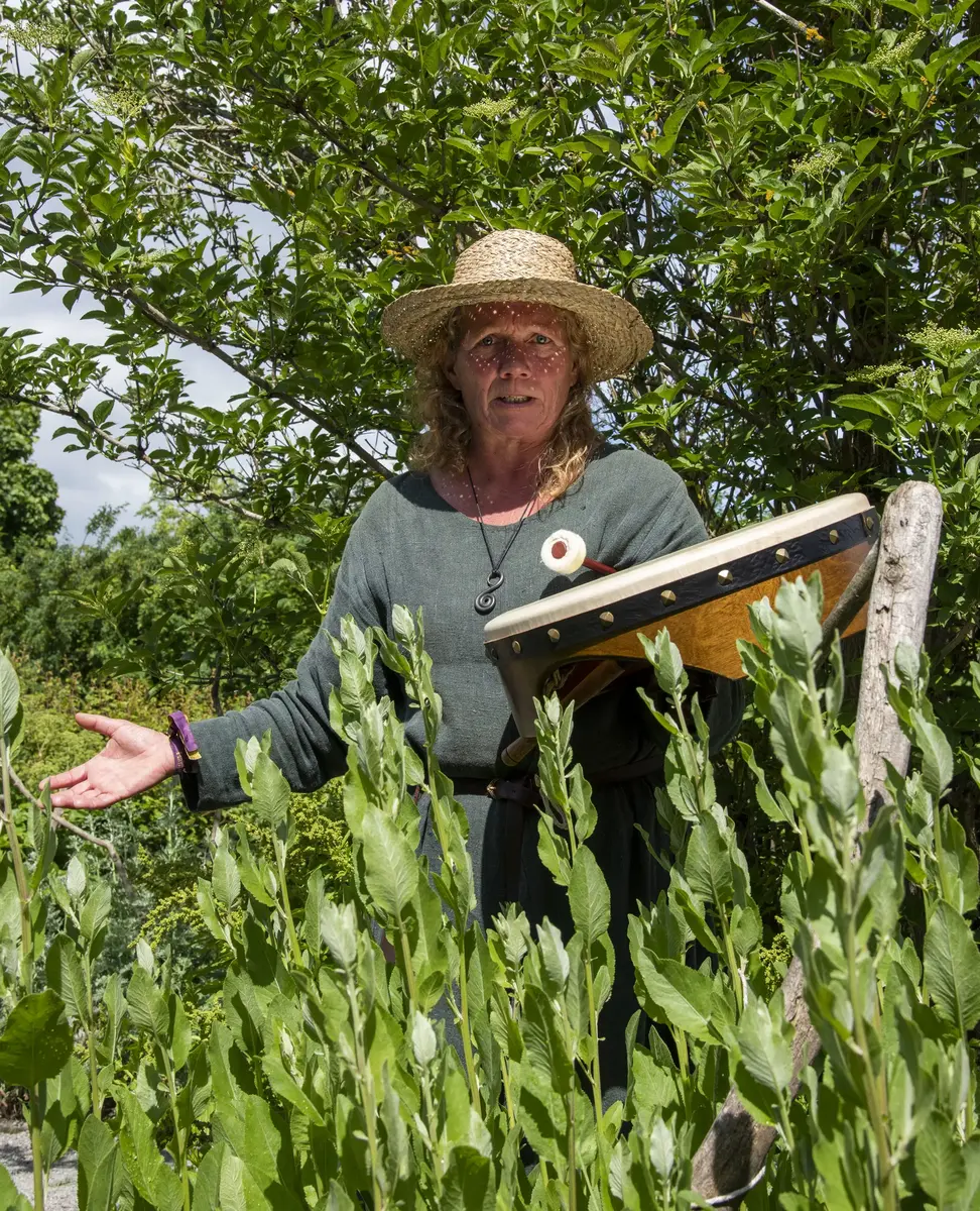 Kvinne i grønn kjole med rammetromme