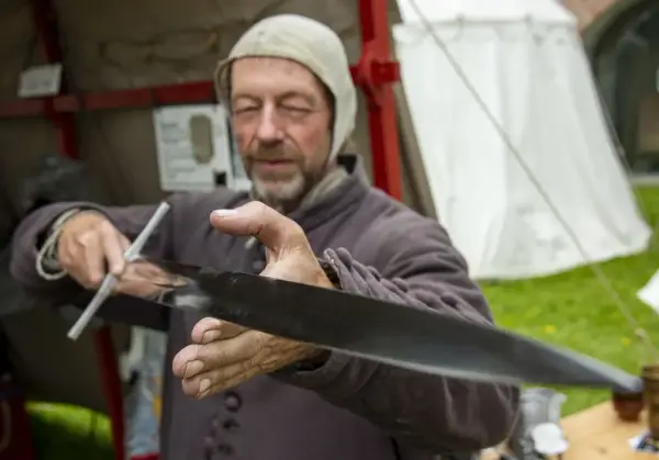 Mann i middelalderklær med sverd