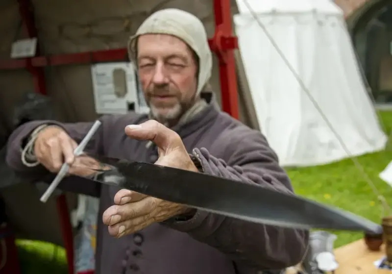 Mann i middelalderklær med sverd