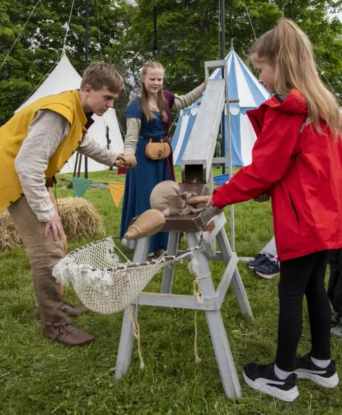 Barn som slår en polert trvit som ser ut som en rotte