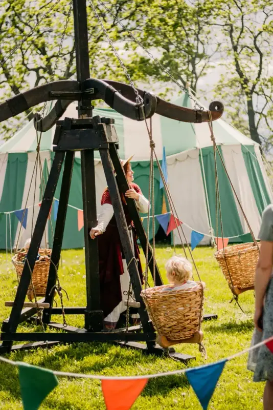 Trekarusell med flettede kurver i fart