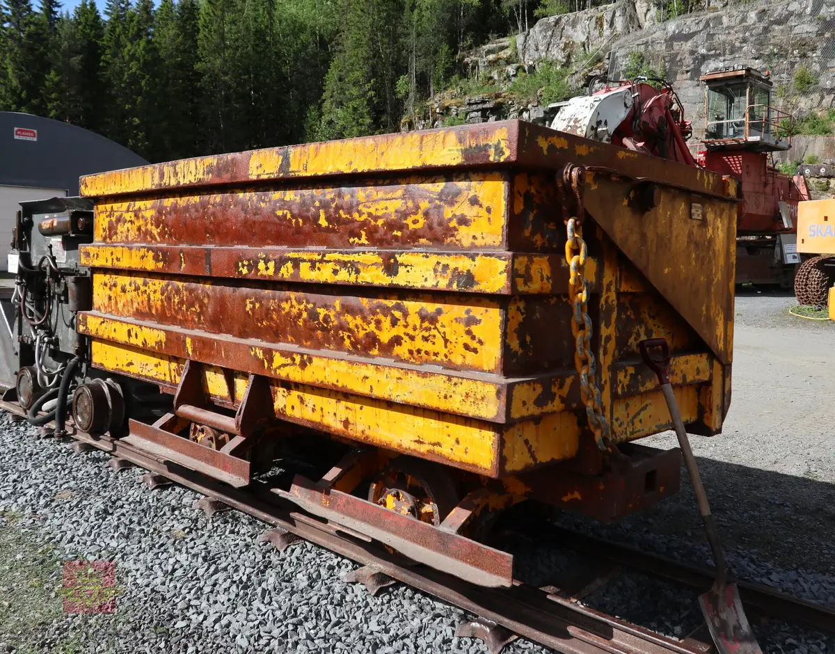Tunnelvaggen har et understell med to hjulganger med to hjul på hver hjulgang. Typiske hjul med flens for skinnegang. Opplegg for seriekobling av flere vagger. Mekanisk sideveis tipp. Passer til skinnegang med sporvidde 75 cm. Gul. Vaggen har plass til ca. 4 kubikk masse.