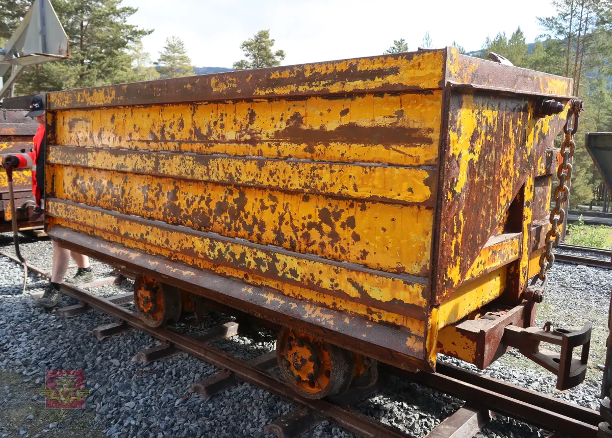 Tunnelvaggen har et understell med to hjulganger med to hjul på hver hjulgang. Typiske hjul med flens for skinnegang. Opplegg for seriekobling av flere vagger. Mekanisk sideveis tipp. Passer til skinnegang med sporvidde 75 cm. Gul. Vaggen har plass til ca. 4 kubikk masse.