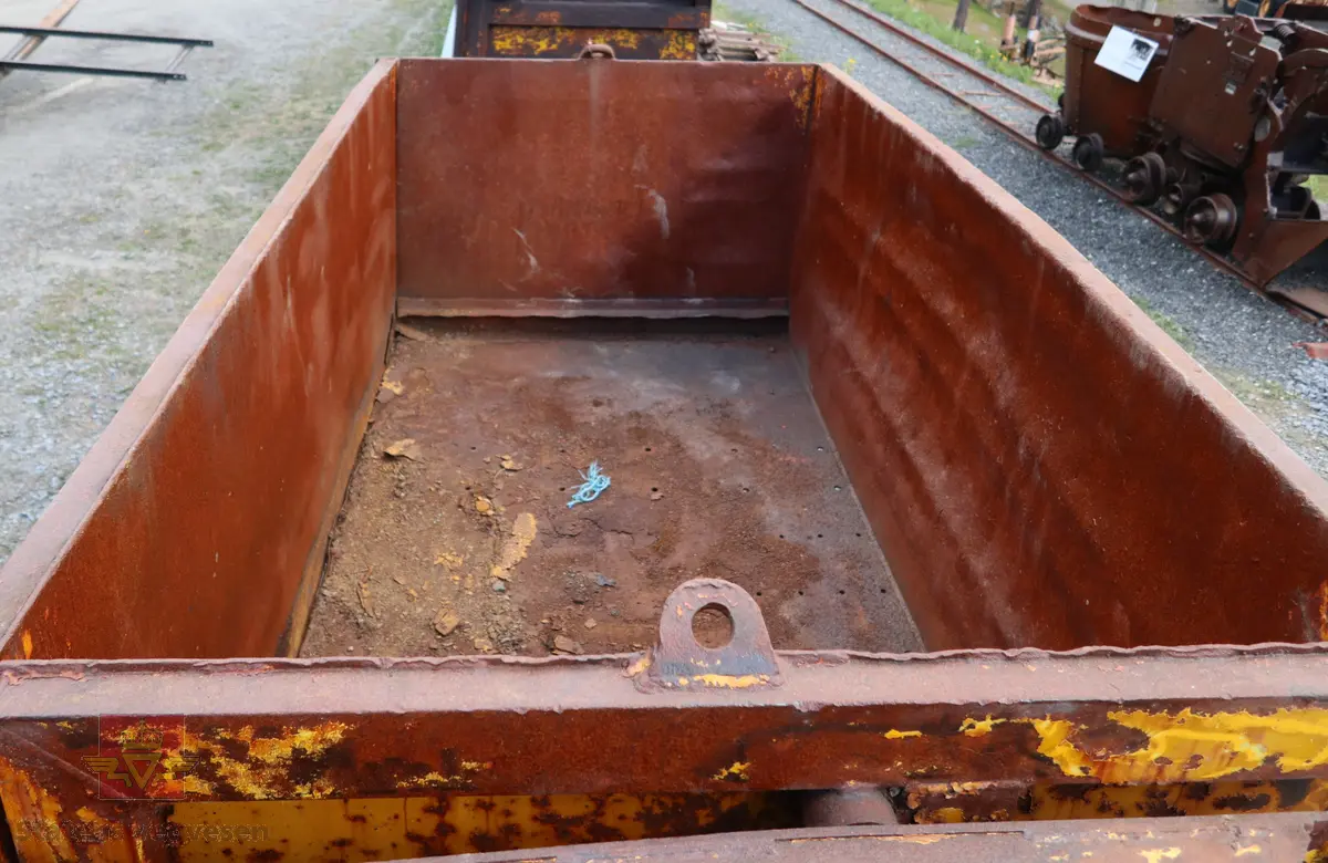 Tunnelvaggen har et understell med to hjulganger med to hjul på hver hjulgang. Typiske hjul med flens for skinnegang. Opplegg for seriekobling av flere vagger. Mekanisk sideveis tipp. Passer til skinnegang med sporvidde 75 cm. Gul. Vaggen har plass til ca. 4 kubikk masse.