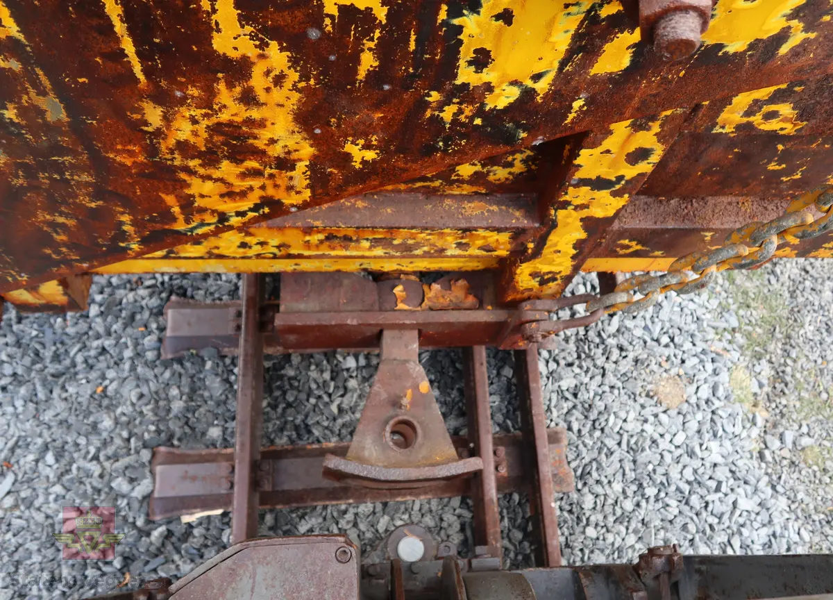 Tunnelvaggen har et understell med to hjulganger med to hjul på hver hjulgang. Typiske hjul med flens for skinnegang. Opplegg for seriekobling av flere vagger. Mekanisk sideveis tipp. Passer til skinnegang med sporvidde 75 cm. Gul. Vaggen har plass til ca. 4 kubikk masse.